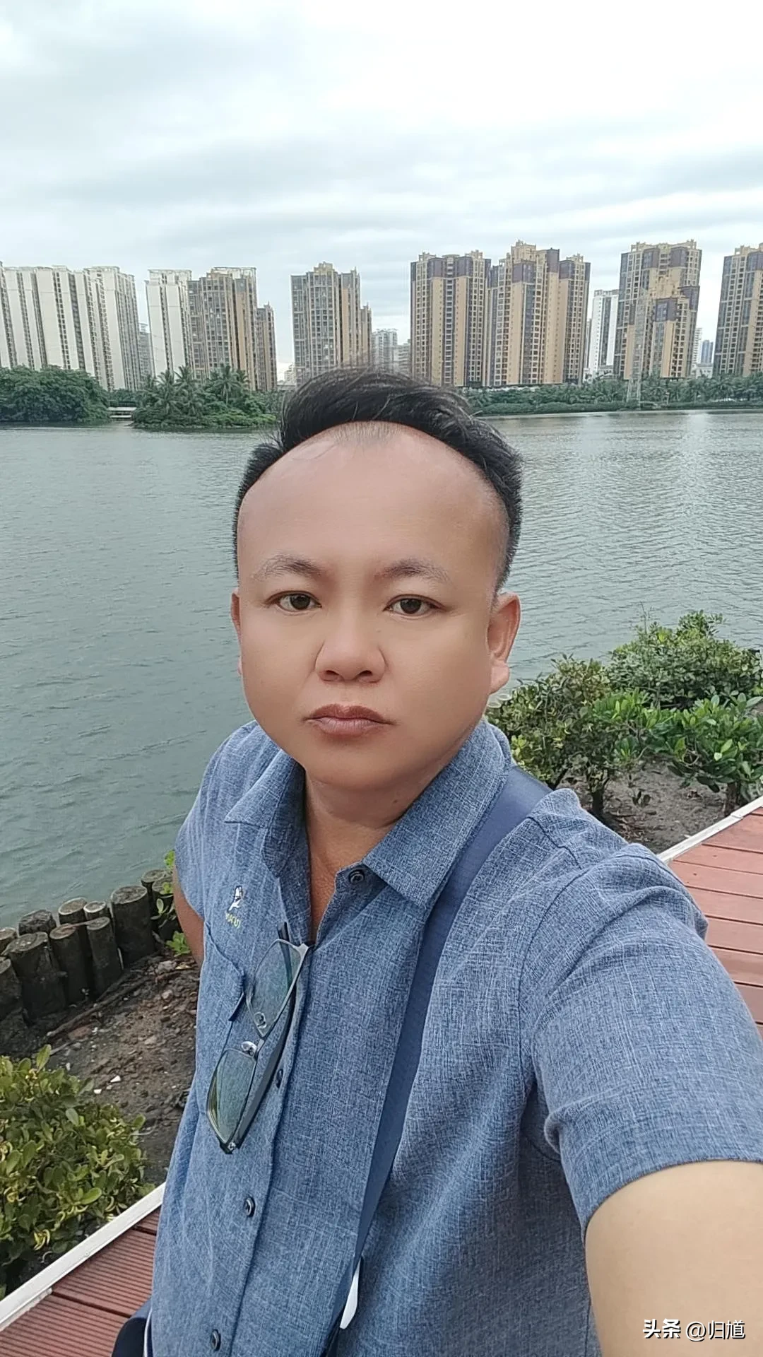 你会考虑购买2025款本田思域吗如果预算在15万左右，我大概率会考虑2025款思域。它样子运动但不夸张，日常开不突兀；1.5T动力轻快，混动版还特别省油，市区代步很合适。本田的车机虽然不算花哨，但CarPlay、驾驶辅助都有，够用。缺点是隔音一般，跑高速胎噪明显，后排空间也只是够用。不过思域保值