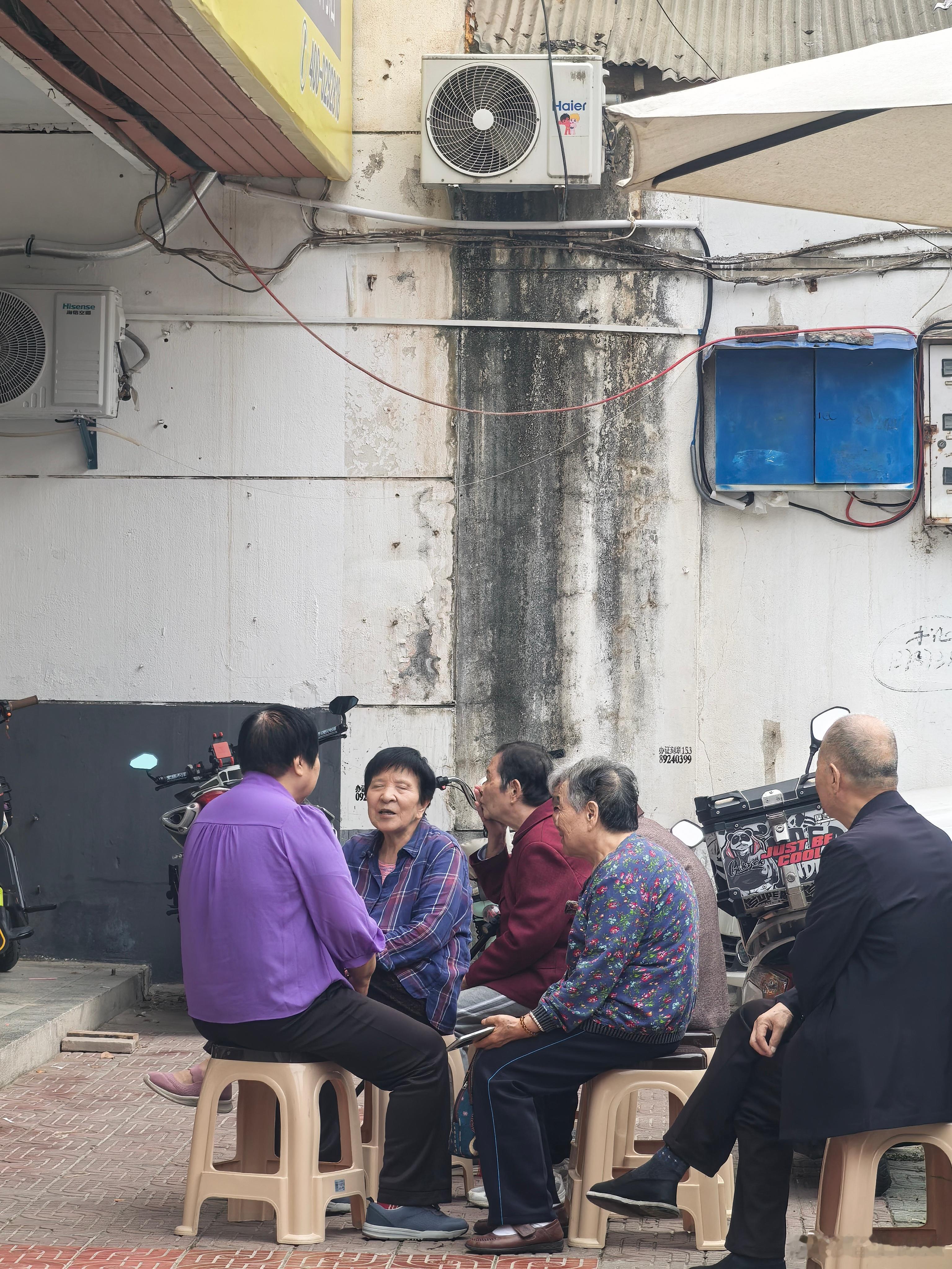 【咸阳"菜花姐"究竟是个弄啥嘞？】今天早上7点半过后，咸阳市安虹路"菜花姐"一门店门口断断续续来了不少老年人，他们或窃窃私语，或说又要领什么东东了。咱也不知道，咱也不敢问，这家"菜花姐"店面究竟是个干啥滴，希望关注，关注咸阳爆料 。 ​​​