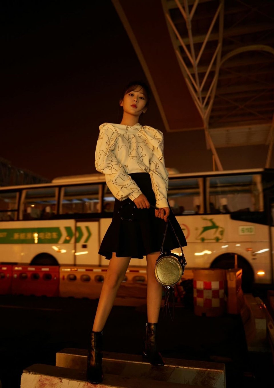 #杨紫[超话]##杨紫董竹君#  yz #杨紫玉兰花开君再来#

人山人海之中，我的心动只归于聚光灯下的她。


【杨紫白菊｜杨紫头像｜杨紫董竹君｜杨紫图片｜电影猎毒杨紫｜杨紫骆佳】 ​