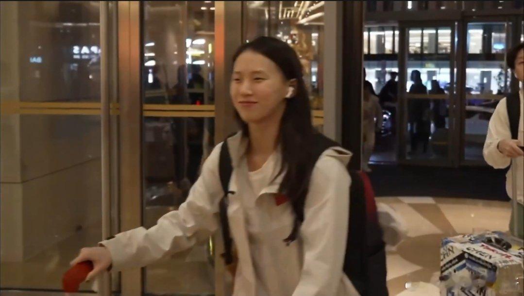 陈芋汐状态松弛亮相！换搭档再战跳水世界杯，备战发言引期待冲上体育热搜T...