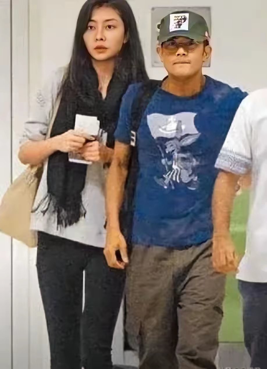 难怪郭富城和熊黛林谈了七年的恋爱也没有走进婚姻。
看熊黛林的身高就知道原因了。
事实证明，小鸟依人的方媛和帅气的郭富城才是绝配。 ​