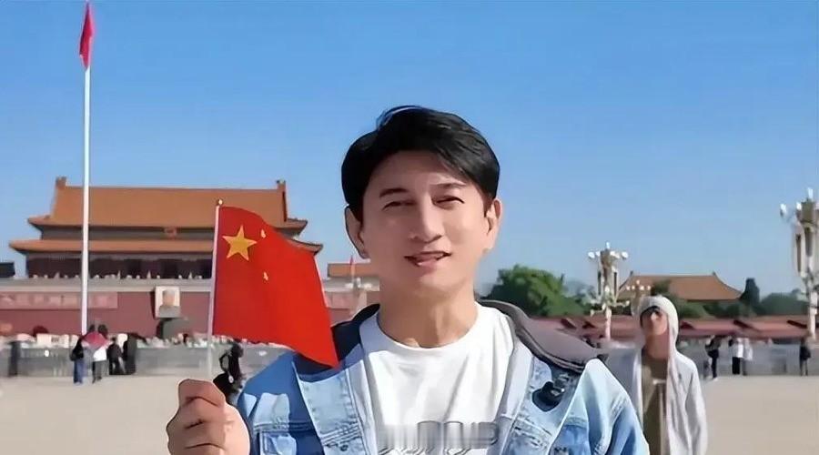 台湾富邦悍将球团取消吴奇隆的开球活动，公告写“个人身体不适”。原定开球那天，吴奇隆发了爬长城劈叉的视频。
10月1日，吴奇隆在抖音发了一条视频。人在天安门广场，手里举着五星红旗。他说这是奔赴一场属于中国人的浪漫。三十多年前，小虎队时期，他和队友在天安门广场前留过一张合影。1993年拍MV，他骑车经过