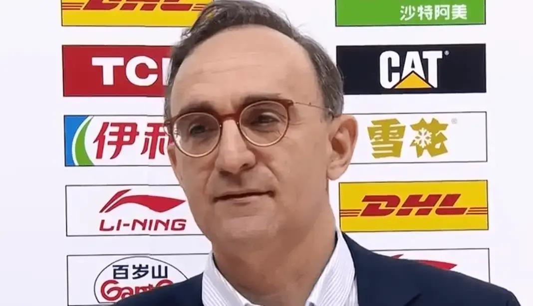 辽宁男篮让赵继伟去打替补，这事儿放在过去谁敢想？
当乌戈把赵继伟放进轮换阵容时，不少球迷第一反应都是懵的，甚至觉得教练脑子进水了。毕竟他是球队的绝对大脑，哪有核心不上首发的道理。
但仔细盘算一下，这招其实贼精明。
过去两个赛季，赵继伟动不动就得打个40分钟左右，常规赛直接当季后赛在硬顶。人毕竟