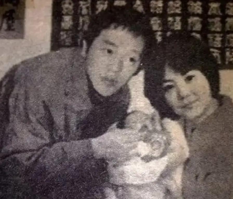 窦唯当年把王菲捧在心尖上，坦言除了音乐就数她最要紧，连写歌都围着她转；王菲更是不管不顾，一头扎进去连退路都不要

可骨子里太像的两个人，往往成不了同路人

王菲天生属于更开阔的超级舞台，而傲气冲天的窦唯，注定当不了天后背后的绿叶

他们当年爱得轰烈，其实是在对方身上贪恋自己的影子

到头来痛快撒手，