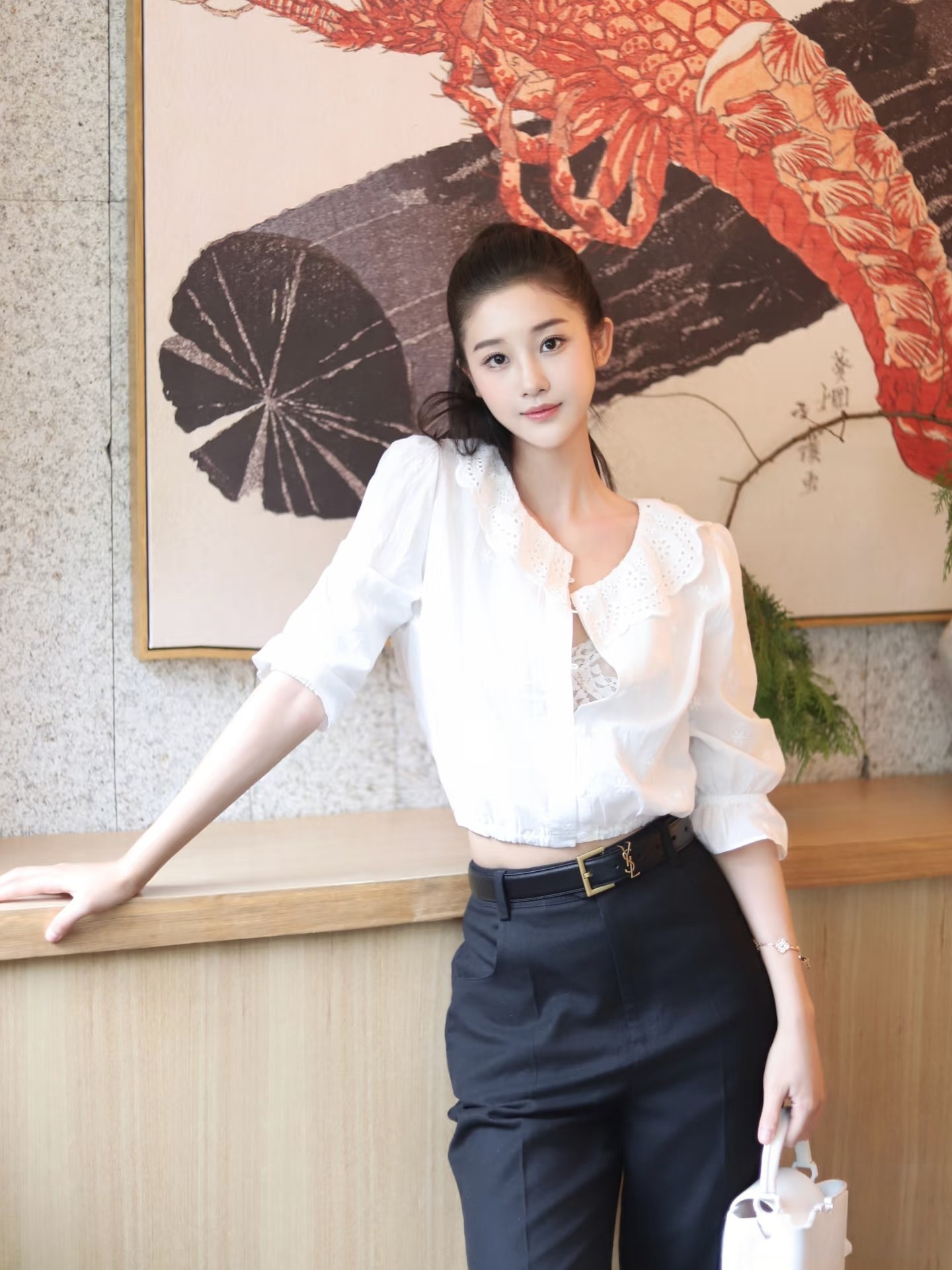 气质型 她身着简约白衫，领口精致的蕾丝设计似春日里悄然绽放的花朵，温柔...
