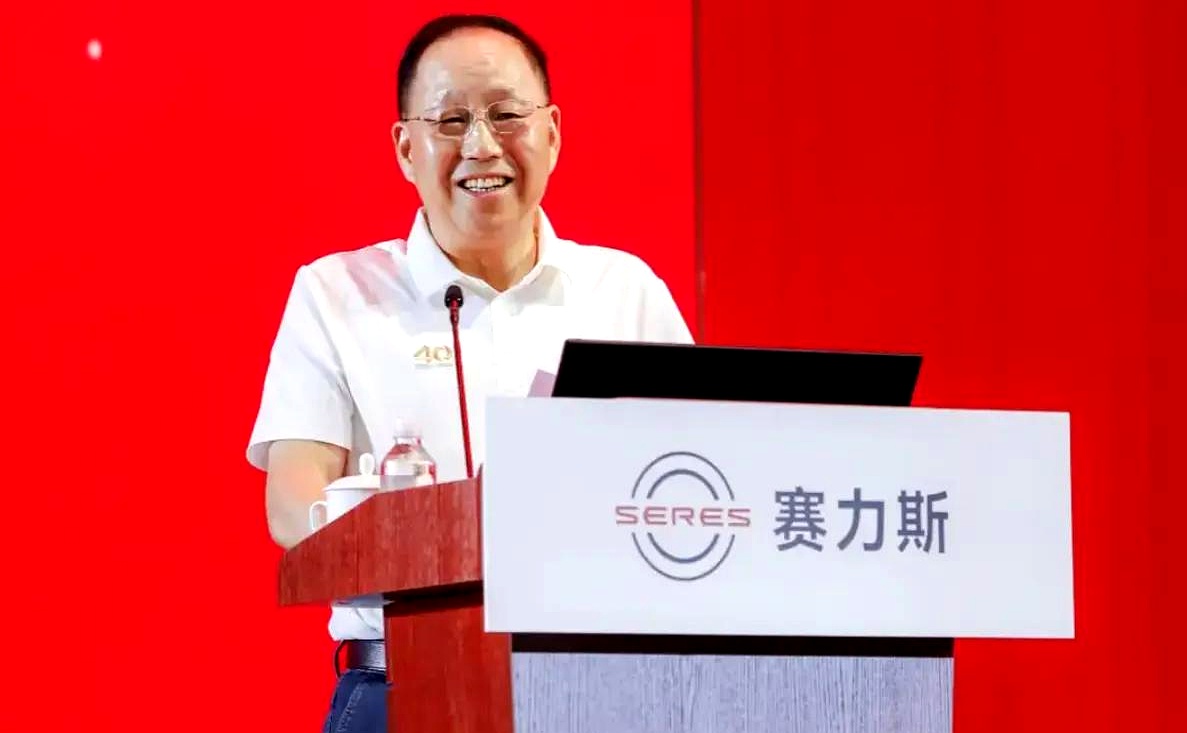 重庆要不要把问界和赛力斯拆开，各走各路？
我真觉得该动刀了。
赛力斯这两年亏得厉害，步子迈太大，非核心投资摊得太广，一把计提减值后，三季度报表转正，对外还释放“离开华为也能盈利”的信号。
可问界这块牌子本来很能打，国产高端里少有的好口碑，却被一通折腾把节奏拖乱了。

与其互相牵制，不如拆分：问界由国