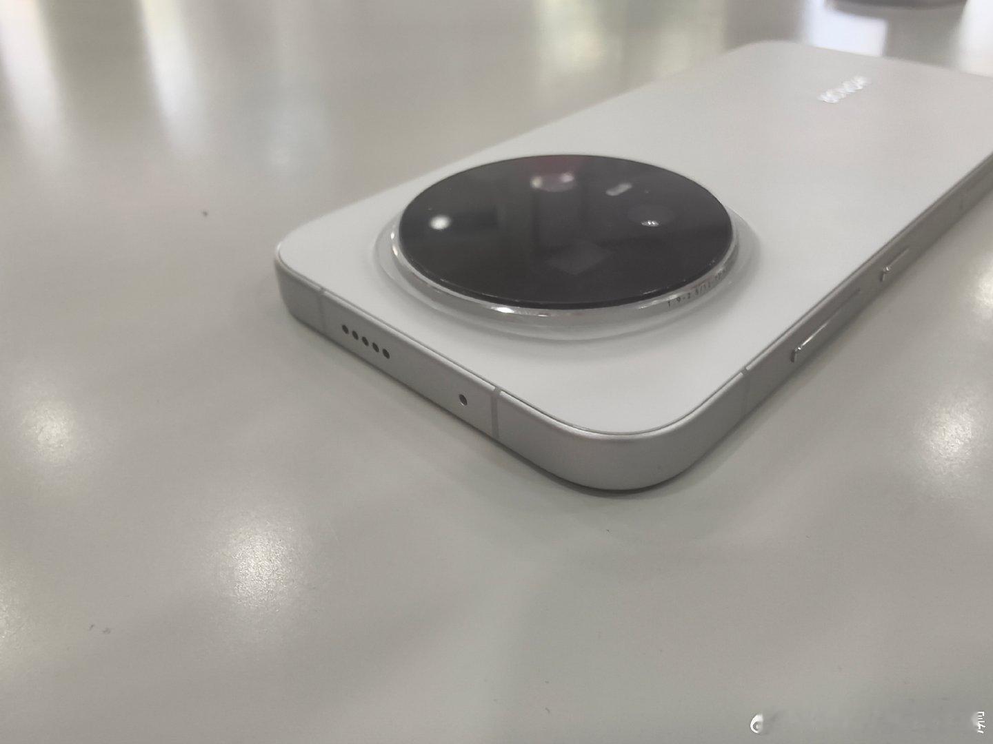 #荣耀##MagicOS11##荣耀robot phone# M8手机后盖鼓起开胶后续，你们都看看，这是一个品牌，一个国企，一个大厂家干的事，你们是小作坊吗？旗舰品质如此，国产手机的脸都让你们丢尽了……[怒骂][怒骂][怒骂] ​