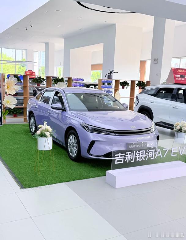 银河A7 EV这波操作可以啊，直接成B级纯电卷王了买车这事，真是越看越纠结。预算定在10万上下，想买个B级纯电家轿，这个价位能选的也就那么几款。比亚迪秦MAX EV、MG07、风云A9，还有刚调整了权益的银河A7 EV。银河A7 EV我前后去店里看了两次。空间是真的大，4935mm的车长和2845mm的轴距摆在那，坐进去 ​