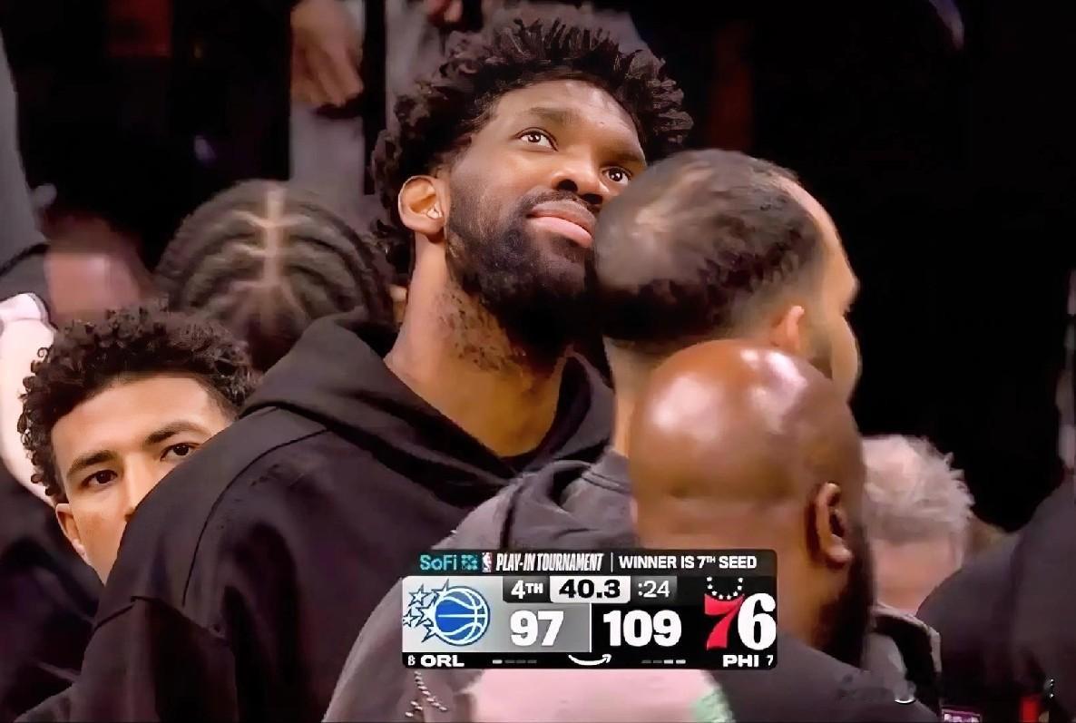 恩比德这个表情意味深长啊，躺进季后赛。  76人击败魔术挺进季后赛，首...