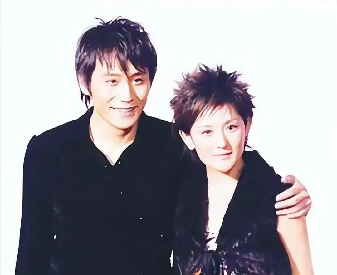 被很多人记住的体面前任：谢娜&amp;刘烨
2006年分开之后，将近二十年，两人一直默契避开同台。

何炅提起过当年分手的片段，带着一点浪漫又心酸：刘烨买了她爱吃的东西，想要最后一个拥抱。谢娜笑着掩饰情绪，转过身眼泪就落了下来。

深爱过的人不必勉强客套回避，各自安好就是最好结局。

现在他们各自拥有自己的