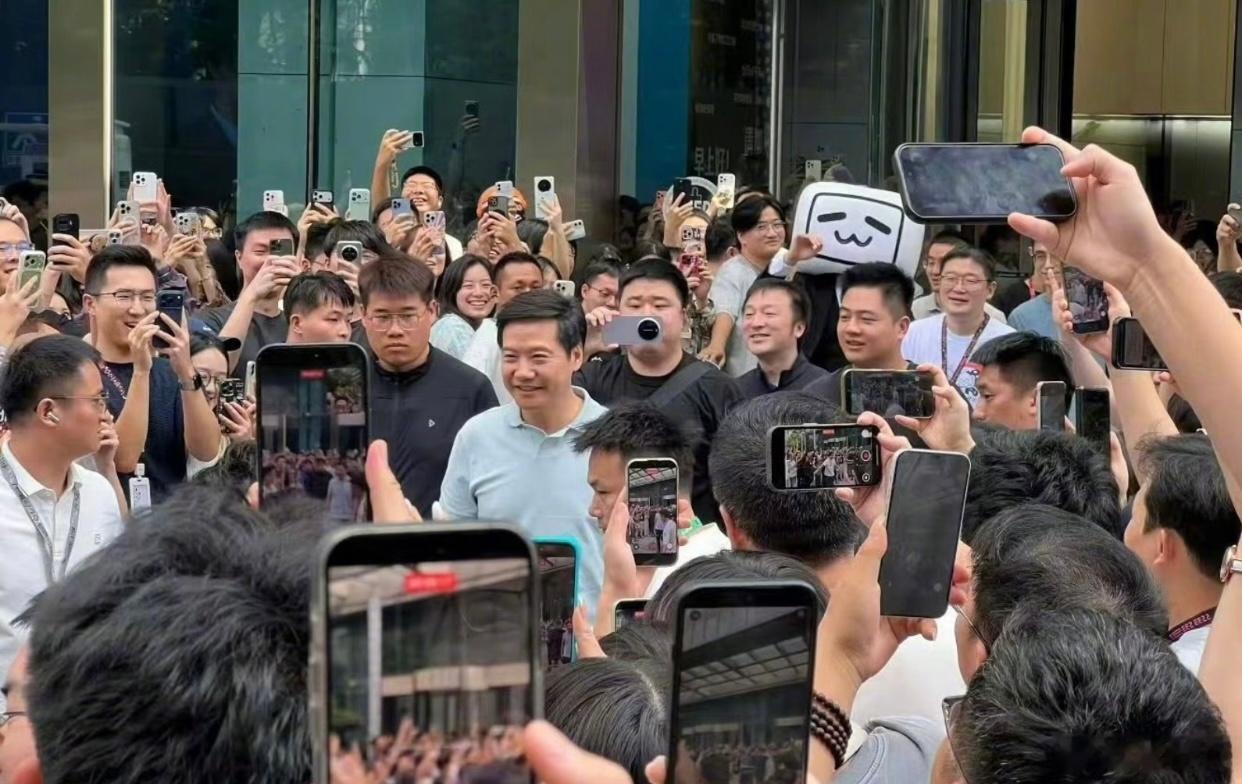 #雷军AreYouOK十一年了##雷军发b站十年了# 时间过得好快！
雷军那个经典的 Are You OK，一晃居然十一年了。

回想当年，全网疯狂鬼畜玩梗，谁也没想到，这个调侃火了这么多年。让人意外的是，雷军居然在B站踏踏实实更新了整整十年。

十一年的老梗，十年的B站陪伴。

互联网热点换了一波又一波，唯独这 ​