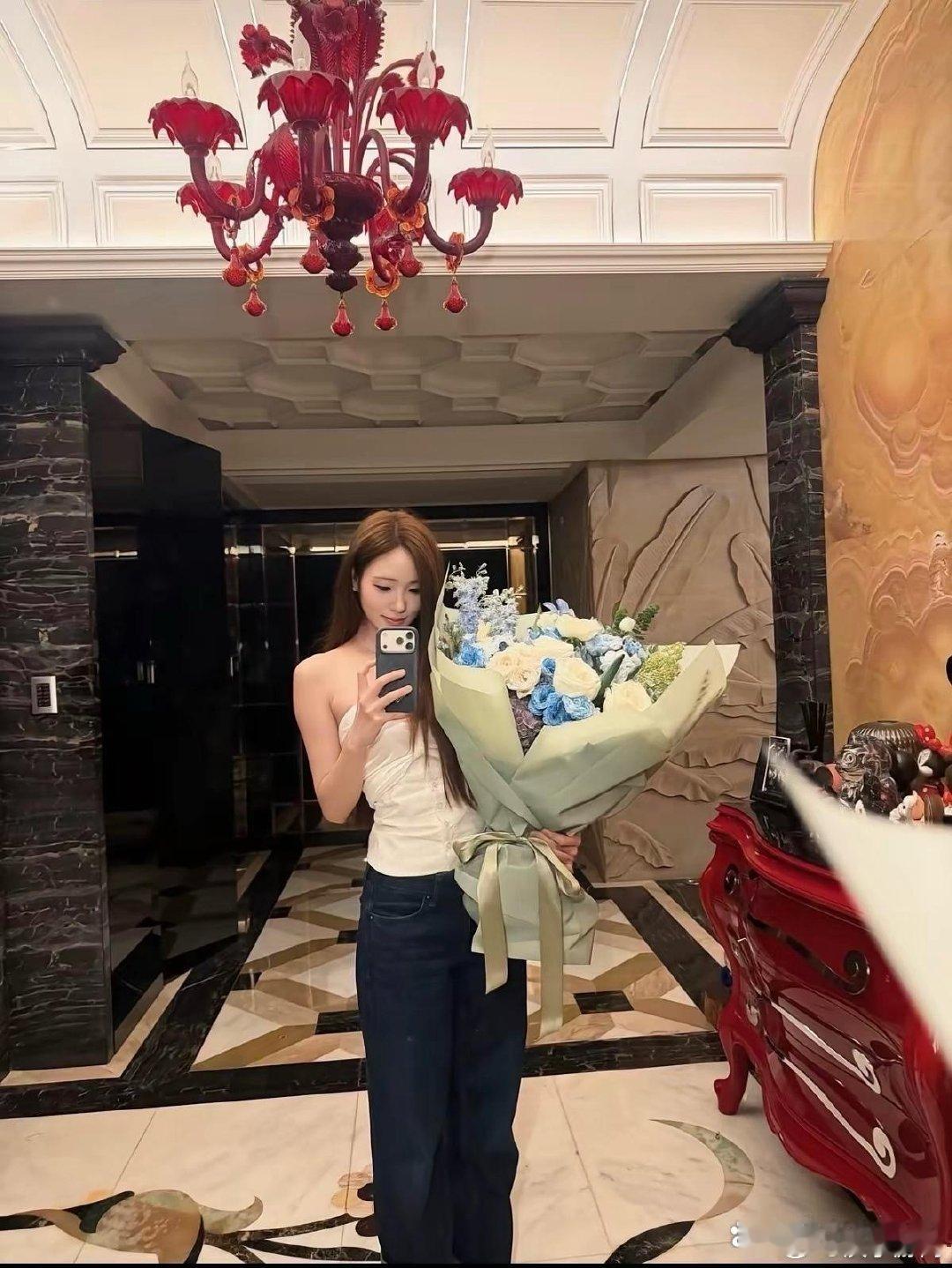 小S办家宴，给56岁的许雅钧庆生。她的三个女儿都到场，网友夸这一家子娃颜值都高。 ​