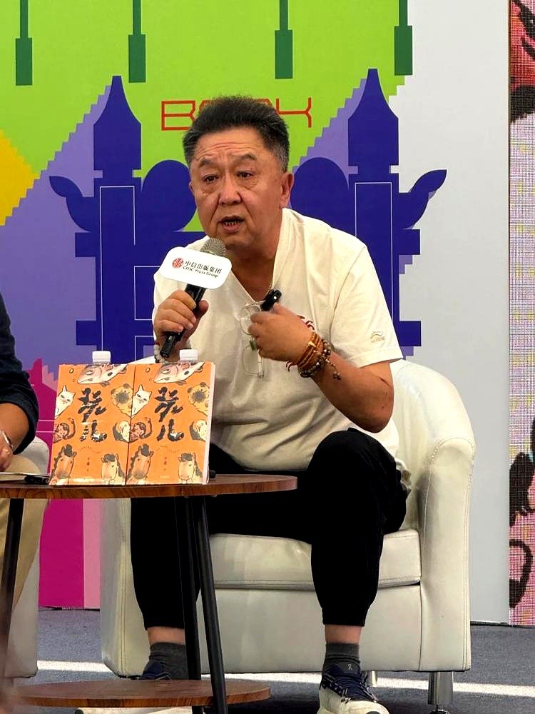 上映一周票房卡在两千万。于谦这次，算是把喜剧人的包袱彻底砸了。

在《老江湖》里，他没烫头没抖包袱，套上件旧警服，演了个跟资本大佬死磕的基层老民警。对面坐着的是梁家辉。

两人对戏毫不怯场。梁家辉在片场直言，就服他相声台子上练出来的现挂功夫。于谦搓着手笑，我是看您电影长大的。

习惯听相声的观众买票