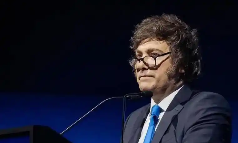 英国这次简直杀人诛心？阿根廷总统米莱公开质问英国到底为何不归还马岛，没想到英国直接用一句话就把他给怼得哑口无言了？

先说说马岛到底是谁的？

这件事争了接近两个世纪，绝不是一句“岛民愿意当英国人”就能彻底盖棺定论。

阿根廷拿出来的是历史继承、地理位置和领土完整原则。

英国拿出来的是长期管治、实