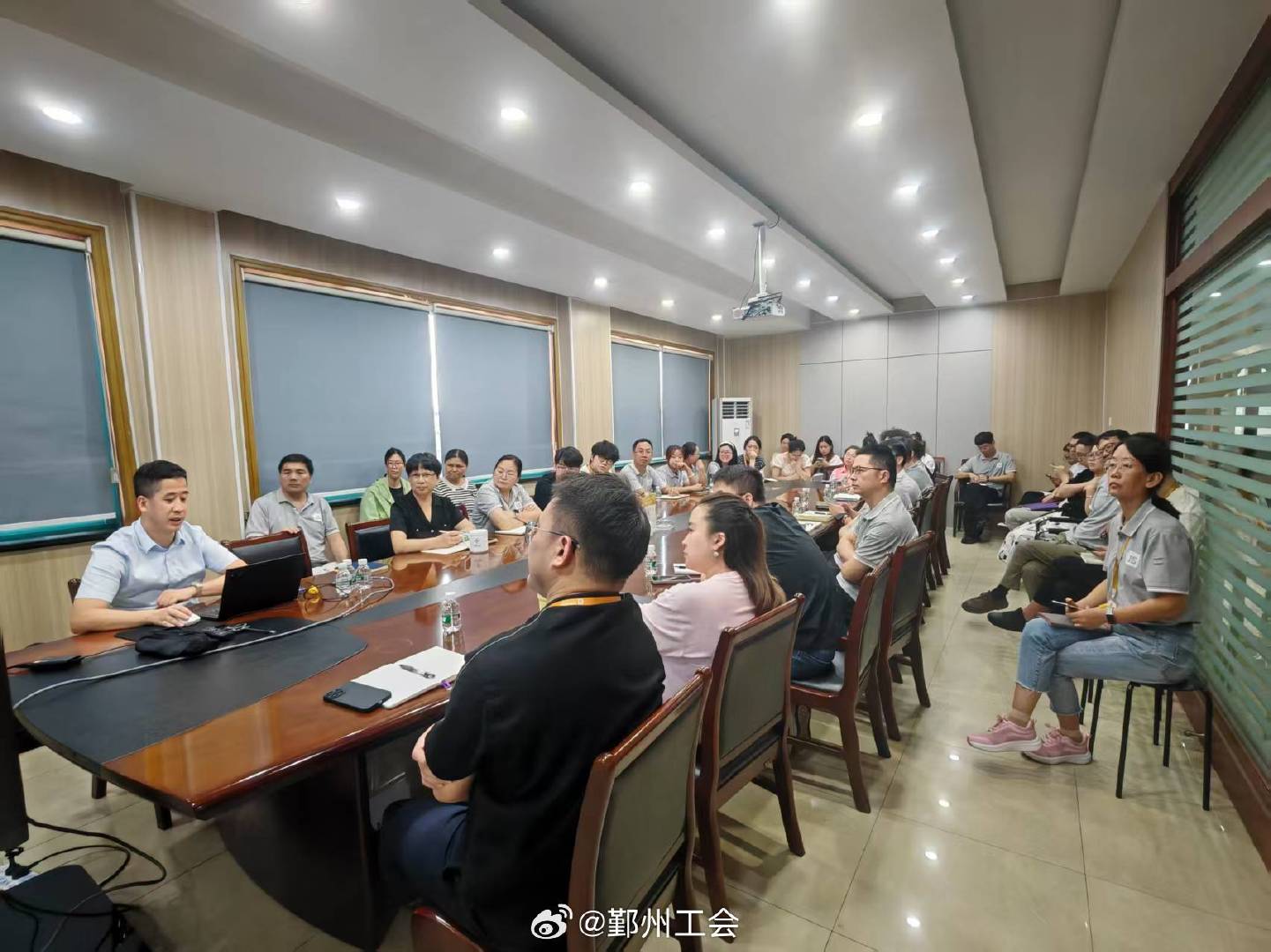 9月3日下午 ，鄞州劳模工匠学院组织开展9月份“甬工强技”人工智能培训系列课程，走进首南街道宁波计氏金属新材料有限公司。本次课程聚焦《 使用 DeepSeek+Kimi 制作 PPT》，邀请专业讲师通过理论教学及实操演练的方式，帮助职工有效提升数字办公能力，赋能日常工作。#鄞州工会##工会动态##基层动态# ​