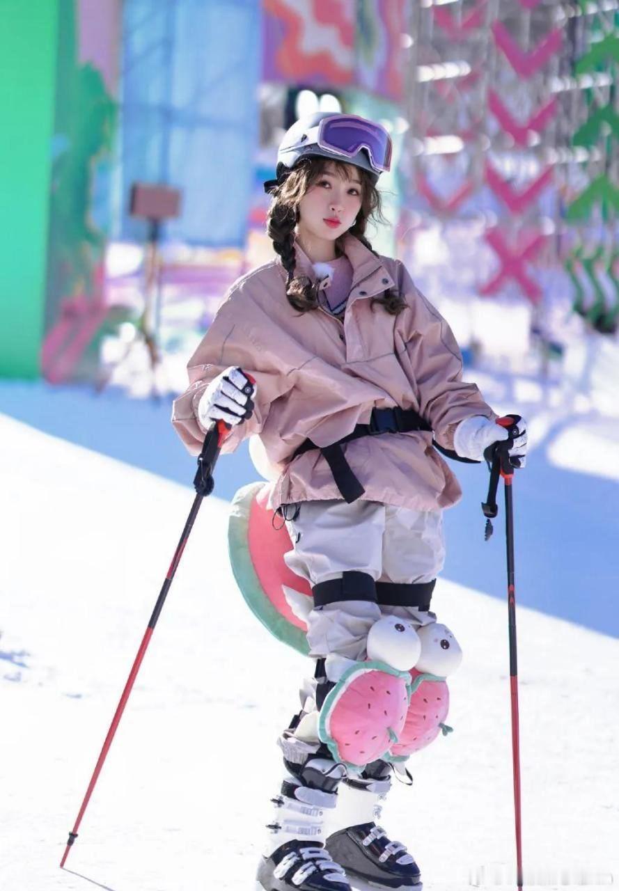 #虞书欣[超话]##虞书欣滑雪场随拍# 

白雪配少女，是雪地里闪闪发光的虞书欣✨ ​