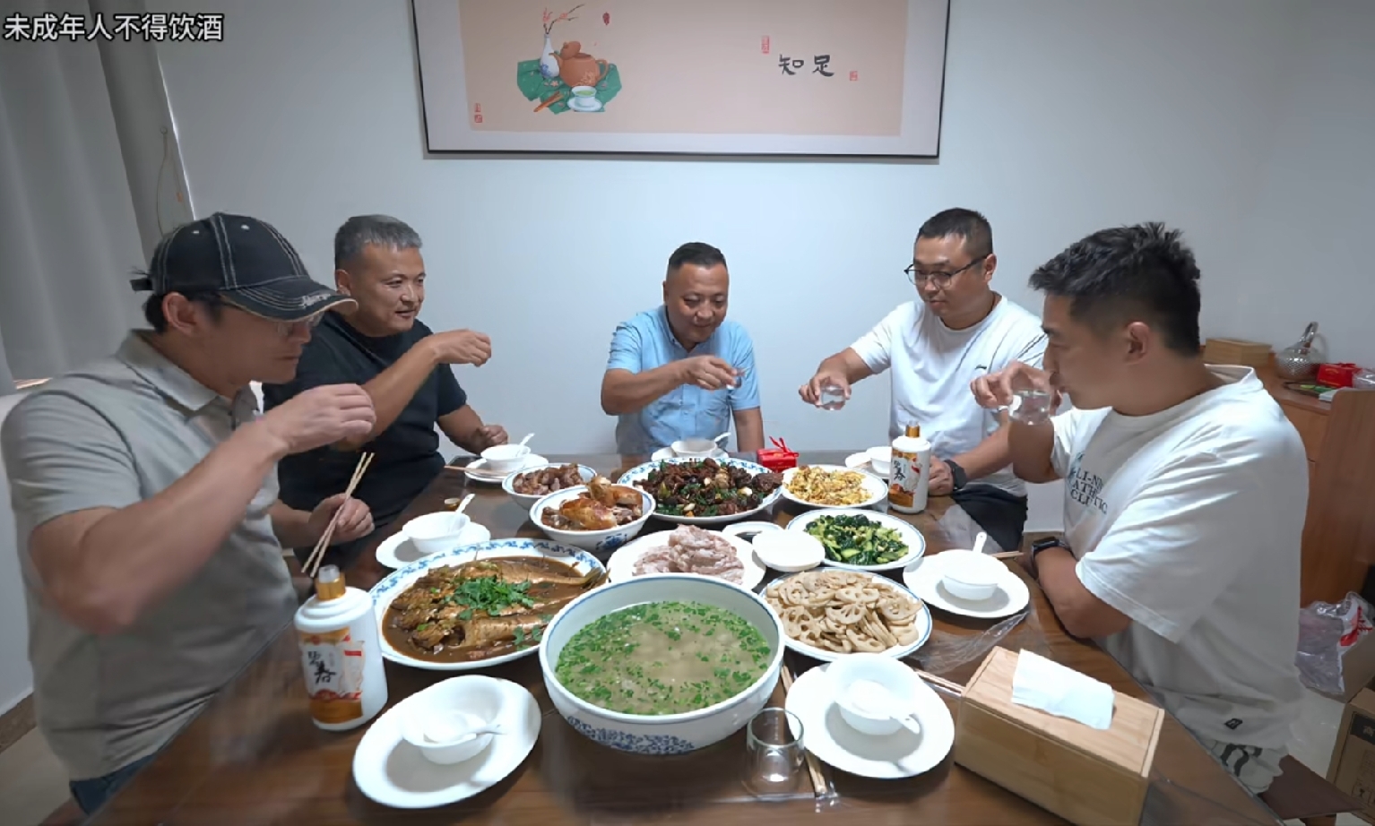 来了，来了，温车宴来了。阿拉丁果然言出必行，说到做到。

阿拉丁与喷香哥沟通后，决定将温车宴安排在喷香家宴进行。

阿拉丁赴市场采购鸡鱼肉蛋等食材，喷香哥亲自下厨煎炒烹炸。

大鹏、卢总等人有事未能参加，杨总、大阳和大刘应邀出席为阿拉丁庆祝。

喷香哥一番忙碌，炒鸡、红烧鱼、白切肉、清汤丸子等陆续出