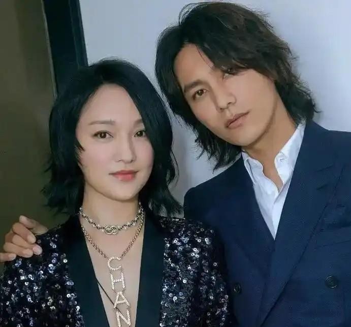 演了大半辈子戏、大奖拿到手软的周迅，竟然直到现在才捧回人生第一座国际A类电影节的影后奖杯。
新升格为国际A类的第31届釜山国际电影节上，她凭借顾游导演的新片《初次尝到寂寞》，把最佳演员奖稳稳收入囊中。
台上拿奖的周迅一度哽咽，一句“感谢父母给了我自由”，把台下不少人听得心里发酸。
而台下反应最
