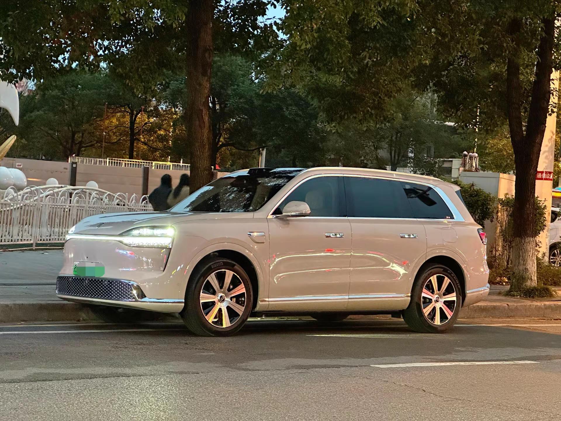 🚗👑。白色问界M9，颜值真的太顶了！简洁大气，圆润优雅，高级感拉满。鸿蒙智行 问界M9 车主日常记录 高质感内饰
