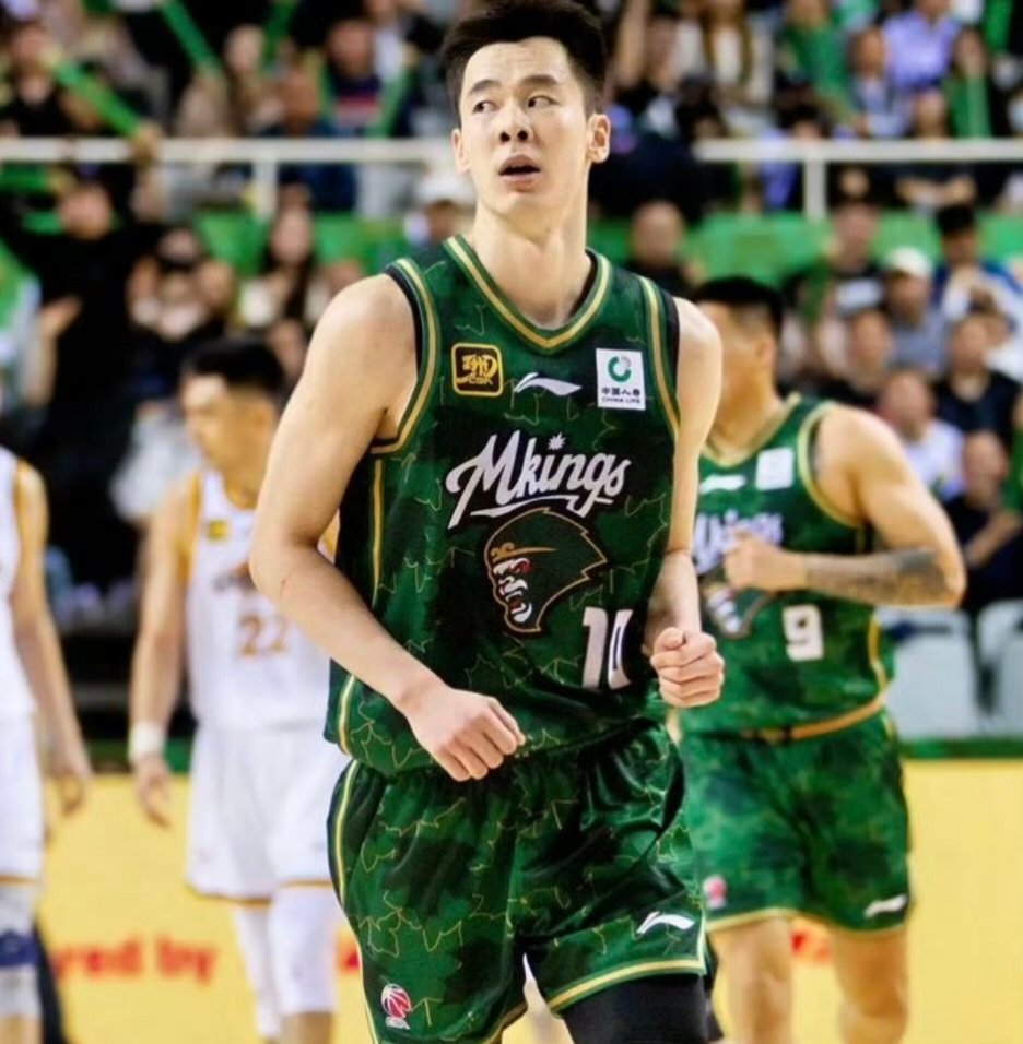 近期即将和南京同曦正式签下一份三年顶薪合约。按照CBA联赛规定，联赛...