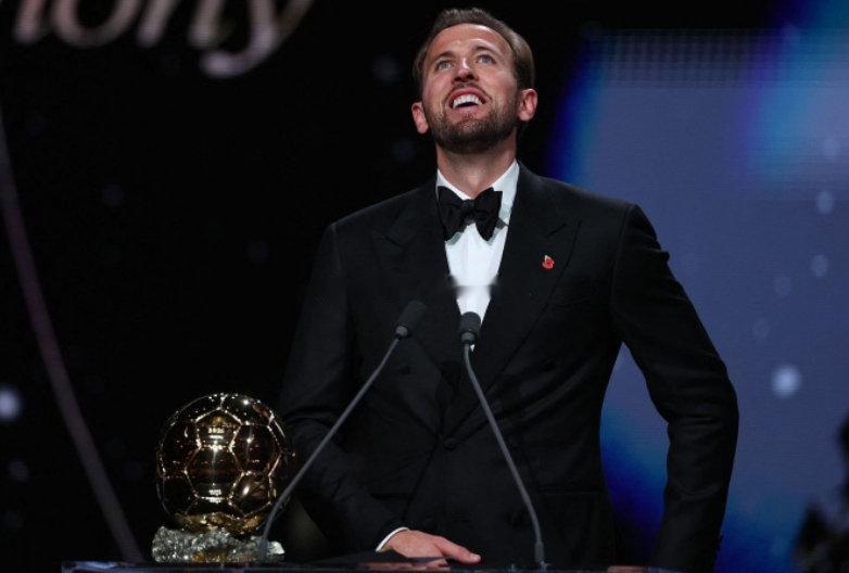 今天凌晨举行的金球奖颁奖典礼，33岁的拜仁前锋哈里·凯恩最终问鼎。

数据统计显示，近10年金球奖得主有8任在得奖时都超过30岁，而1956到2015年期间这60年共计仅9任得主超过30岁。 ​