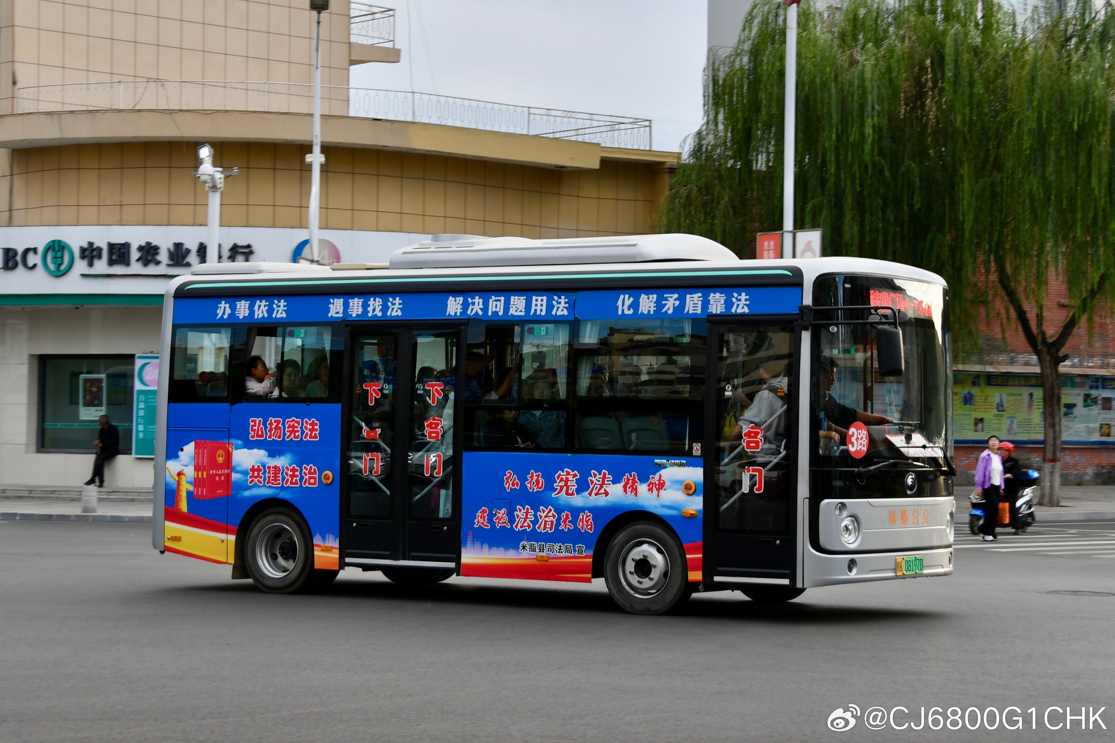 榆林·米脂县打卡，米脂公交1-4路均使用宇通E7，另外只遇到一辆五菱跑乡镇。在住处附近路口拍车遇到西安牌照的东风特种车拉着一车工人，回到住的地方发现车停在门口，工人在前台登记，也是蛮有缘分的[笑cry] ​