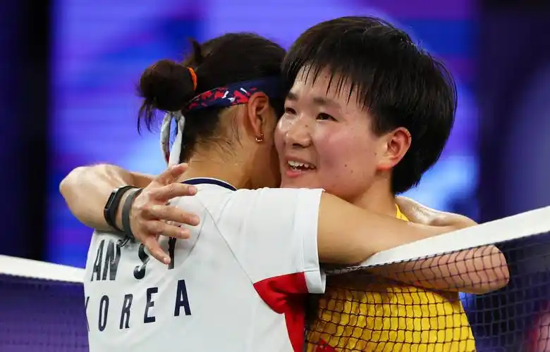 已经退役的前国羽女单运动员何冰娇和韩国天才少女安洗莹一共交手14次，何冰娇5胜9负，两人最后一次交手是在2024年巴黎奥运会羽毛球女单决赛上，当时何冰娇0：2输给了安洗莹，最终获得奥运会银牌。何冰娇曾在2022年之前对阵安洗莹取得4连胜，但从2023年1月印度公开赛开始