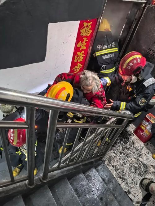 邻居家失火我第一时间冲进去帮忙灭火救出被困的老人和孩子虽然事后有点后怕但当时根本没想那么多见义勇为是最紧急的微公益 ​