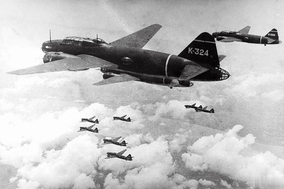 航空创作计划航空历史上的今天每天认识一件兵器 1939年10月23日，日本三菱G4M（一式陆上攻击机）首飞。由于《华盛顿海军条约》及《伦敦海军条约》对日本主力舰吨位的严格限制，日本海军需要一种能够从陆地基地起飞、跨越广阔大洋直接打击敌方水面舰队的远程飞机。为此，日本海军在1937年向三菱提出了“十二试陆上攻击机”的规格需求。要求飞机双发配置，最高时速需达398公里，在携带一枚800公斤鱼雷的状态下，其续航要到3700公里，空载巡航距离要突破4800公里。在时任海军航空本部技术部部长的山本五十六的支持下，三菱的双发方案（G4M），胜过了中岛的四发“十三试陆上攻击机”方案（即后来“深山”轰炸机）。为了满足超长航程的要求，总设计师本庄季郎采用了宽大的流线型雪茄状机身以容纳7名机组人员及厚重的自卫武器，并将整个主翼结构设计为整体式承力燃料箱，让G4M能够装载4900升的燃油。1939年10月23日，G4M原型机成功首飞，其航程和速度甚至超越了当时许多单发战斗机，随即在1941年正式投入量产...