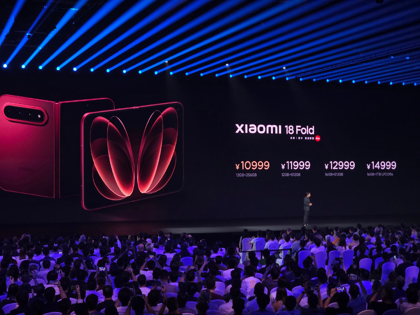 小米 18 Fold 售价 10999 起，最顶配型号 14999 元。

另外还有一个陶瓷特别版，采用新型陶瓷，比传统陶瓷更轻更坚硬，但是重量和玻璃版本一样。仅限 16+1T 版本，限量 1500 台，售价 15999 元。

#小米发布会# ​