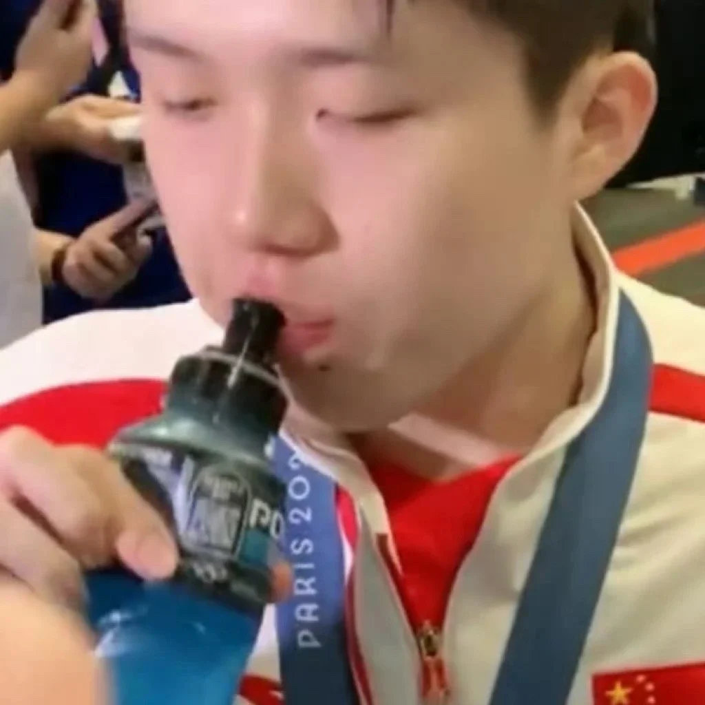路过的哥哥们贴贴[手指比心][手指比心]
我家宝宝跟你表演一个喝🍼[哈哈][哈哈][哈哈] ​