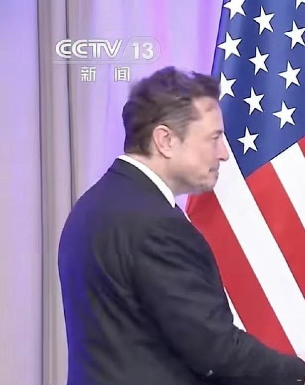 英语中有一个很经典也很形象的俚语“get the hump（驼背）”。想象下，当一只猫被惹怒、受到攻击与威胁时，它的第一反应就是把背高高地弓起来（humps its back）￼。英语巧妙借用了这个“生气时背部隆起”的视觉形象，将其引申为人类“情绪上的弯曲或隆起”，但是猫显然身体柔软灵活，并非真的驼背。

 ​