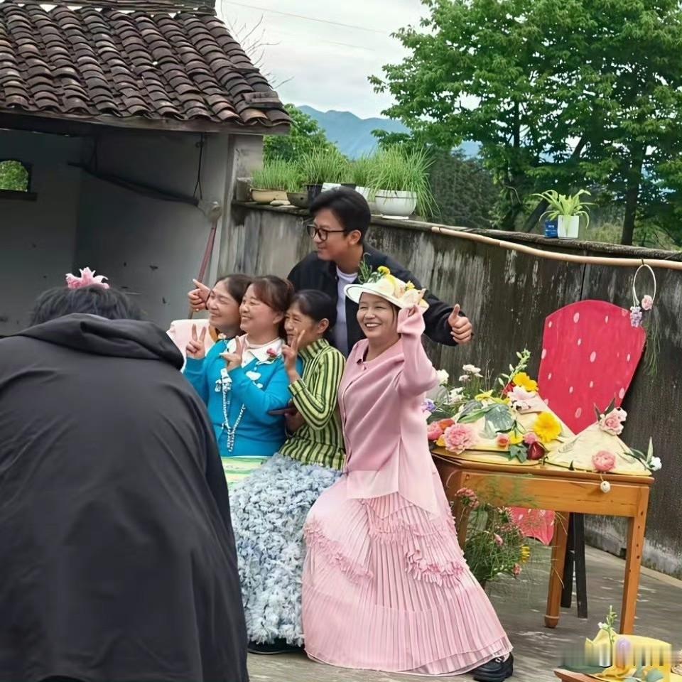 47岁邓超在江西景德镇游玩被偶遇，他现实中真人好瘦，穿衣打扮时尚有型。他受到村民的热烈欢迎，好多村民找他拍照，人气好高啊！ ​​​