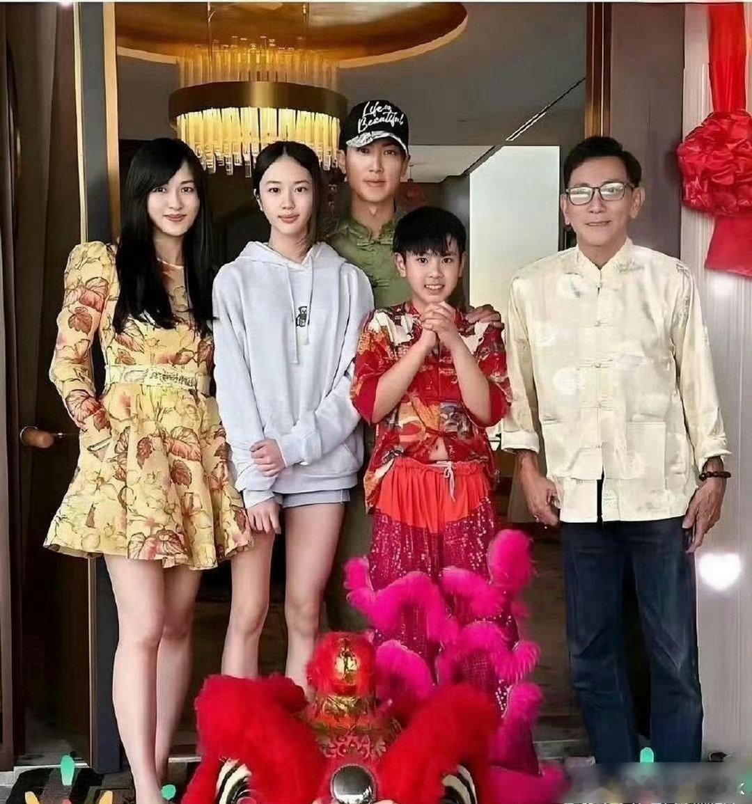 吴尊一家合照 看着也太年轻了，颜值都好高 ​
