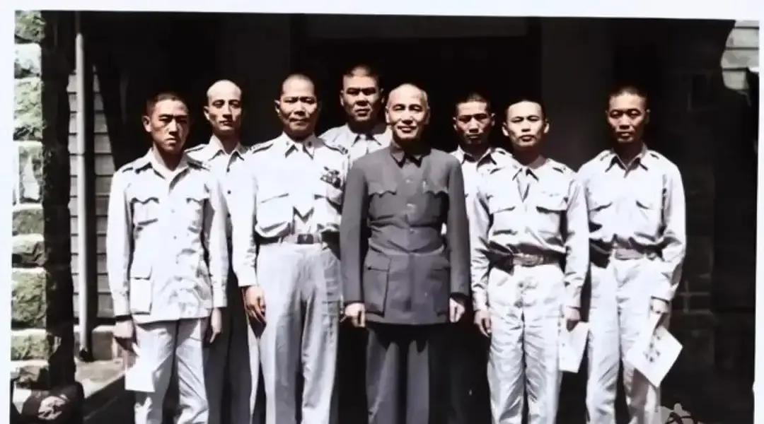 1949年，被解放军俘虏的6名国民党空军夺机叛逃，并掳走3名解放军，当他们驾机抵达台北时，不光受到隆重的迎接，还获得了蒋介石的接见，并拍下了这张照片。
 
这六人是在西南一处废弃机场被俘的。机场只剩一条裂了缝的跑道和一架缺零件的运输机，看押他们的是排长赵铁山、通信员陈默和卫生员孙小满。六人白天被允许