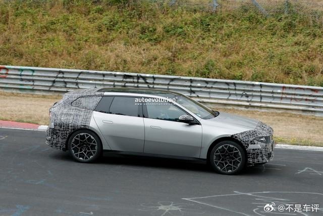 i3 Touring 旅行车会在 Neue Klasse 平台打造，测试车估计是 50 xDrive，双电机 463 hp

电池 108.7 度，WLTP 续航里程预计约为 885 公里。
和最近预售的 ix3 应该是同一套 ​