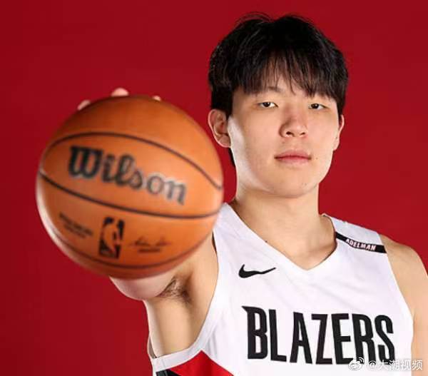 【#杨瀚森季前赛首秀6分3助攻#】北京时间10月8日，NBA季前赛勇士对阵开拓者的比赛已结束，最终开拓者123-118战胜勇士。开拓者球员杨瀚森全场出战12分钟，投篮3中2、罚球2中2得到6分1篮板3助攻1抢断。​​​