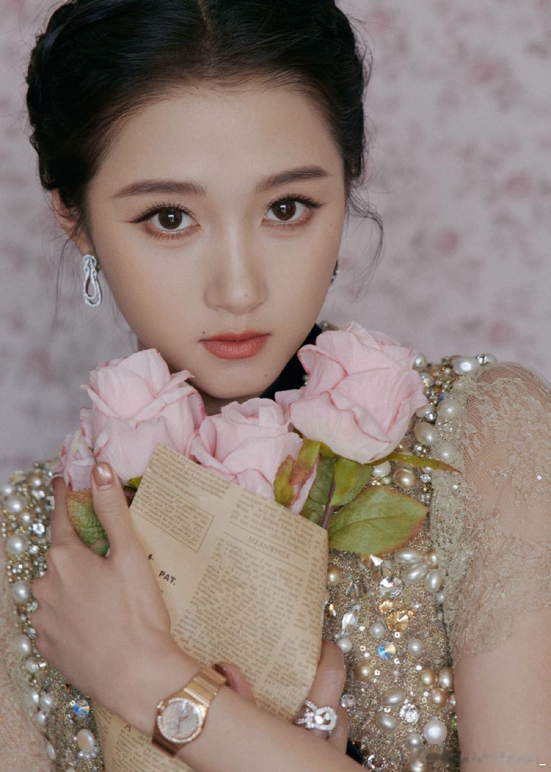 第一套 Elie Saab 2026 秋冬高定 ！
个人第十三套 ES 高级定制 ，新一季 ES 高定的国内首秀曝光 

第二套 全新高定品牌合作Celia Kritharioti 2026 秋冬高级定制系列国内首曝光 #关晓彤一天两套高定首穿##关晓彤[超话]# ​
