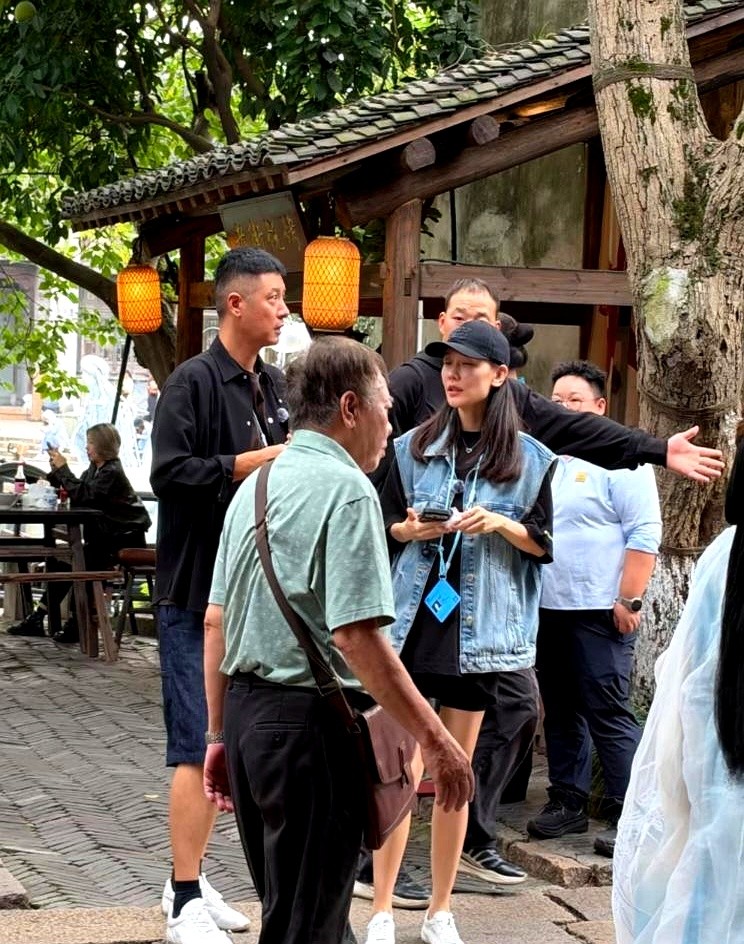 才3岁身高就冲到快1米1，任重和孙骁骁这闺女基因有多狠？

同龄女童平均才96厘米，她直接高出一大截，剪个短发常被路人认成小男娃，蹲乌镇田埂背诗、压水井钉钉子动作极麻溜。任重官方身高181，基因确实霸道。更绝的是任重为了多陪娃定下死规矩：接戏离家绝不超三天，长周期的戏全推掉，两口子定居重庆天天逛小店
