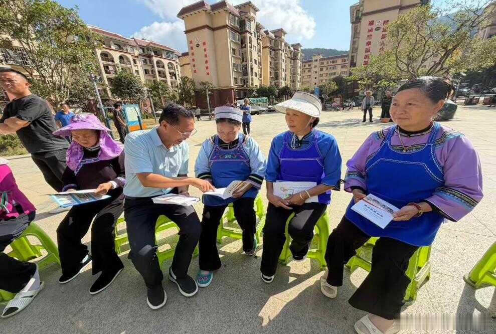 【县民宗局到城东社区开展民族团结进步宣传周启动仪式活动】
为深入宣传贯彻《中华人民共和国民族团结进步促进法》，铸牢中华民族共同体意识，营造各民族和睦共处、团结互助的良好氛围，县委统战部常务副部长韦朝学，县民宗局党组书记、局长郭晓海一行到城东社区组织开展紫云自治县民族团结进步宣传周 ​