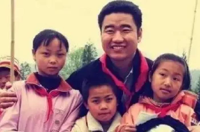 2005年，歌手丛飞身患癌症去世，停止资助了183名贫困儿童。家长打电话来质问：“孩子要考大学了，钱呢？怎么说断就断，这不是坑人的大骗子么！”
 
电话是打到深圳义工联办公室的。接电话的年轻义工小陈张了张嘴，没立刻出声。听筒里的声音又急又冲，是个中年女人的嗓音，背景音里还有小孩的哭闹。小陈把听筒拿远