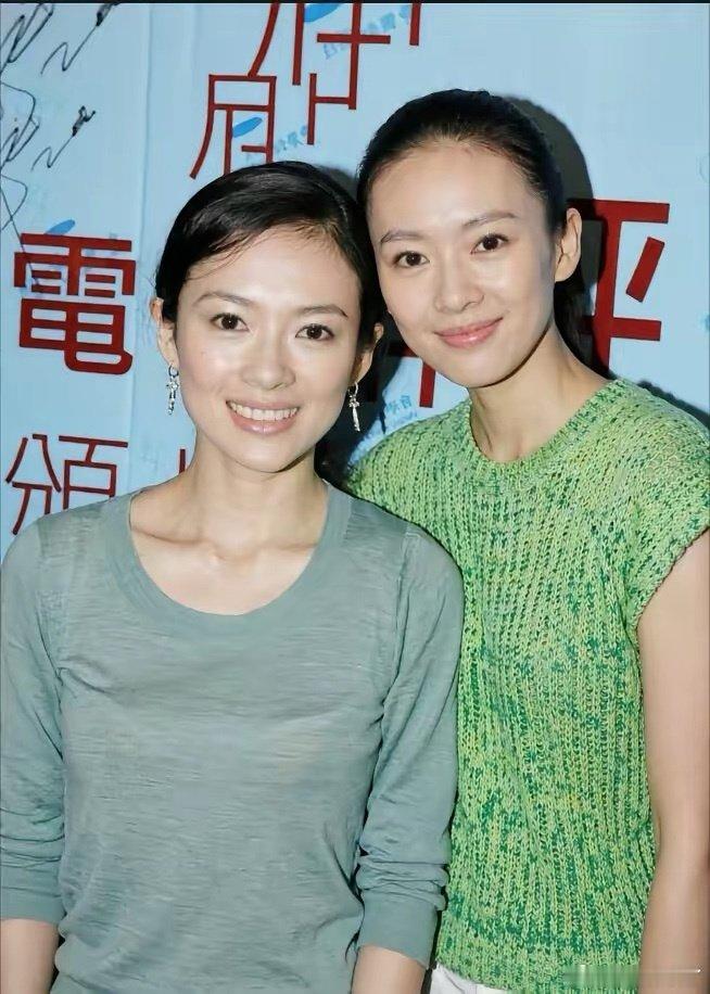 20岁童瑶和26岁的章子怡同框合照
这样看来章子怡的脸更有故事感一些，有亲和力
说她俩是亲姐妹都会信的程度 ​