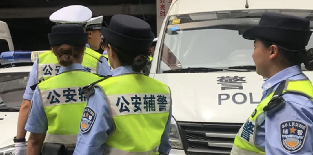 【想从事辅警工作的注意！不存在直接转正民警政策】
很多辅警都盼着干够年限转正式民警，实话跟大家说：没有直接转正政策！
 
想成为带警衔的正式民警，只能参加省考、国考招警。
偶尔会放出辅警定向岗位，仅限在岗辅警报考，竞争会比省考国考小，但要满足特定要求，不是所有人都能报