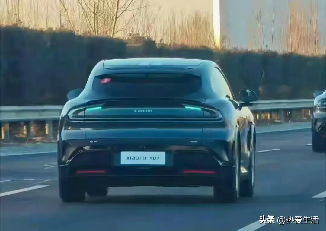 工信部放出新规征求意见稿，智驾专属标志灯确定蓝绿色，仅限L3及以上车型使用
工信部最新发布车灯标准征求意见稿，专门给自动驾驶标志灯新增蓝绿色，也就是大家常说的智驾提示灯。这个灯光配置有明确门槛，只有达到L3及以上自动驾驶等级的车辆，才可以安装使用，数量更多的L2辅助驾驶车型，依旧不能加装这类指示灯。