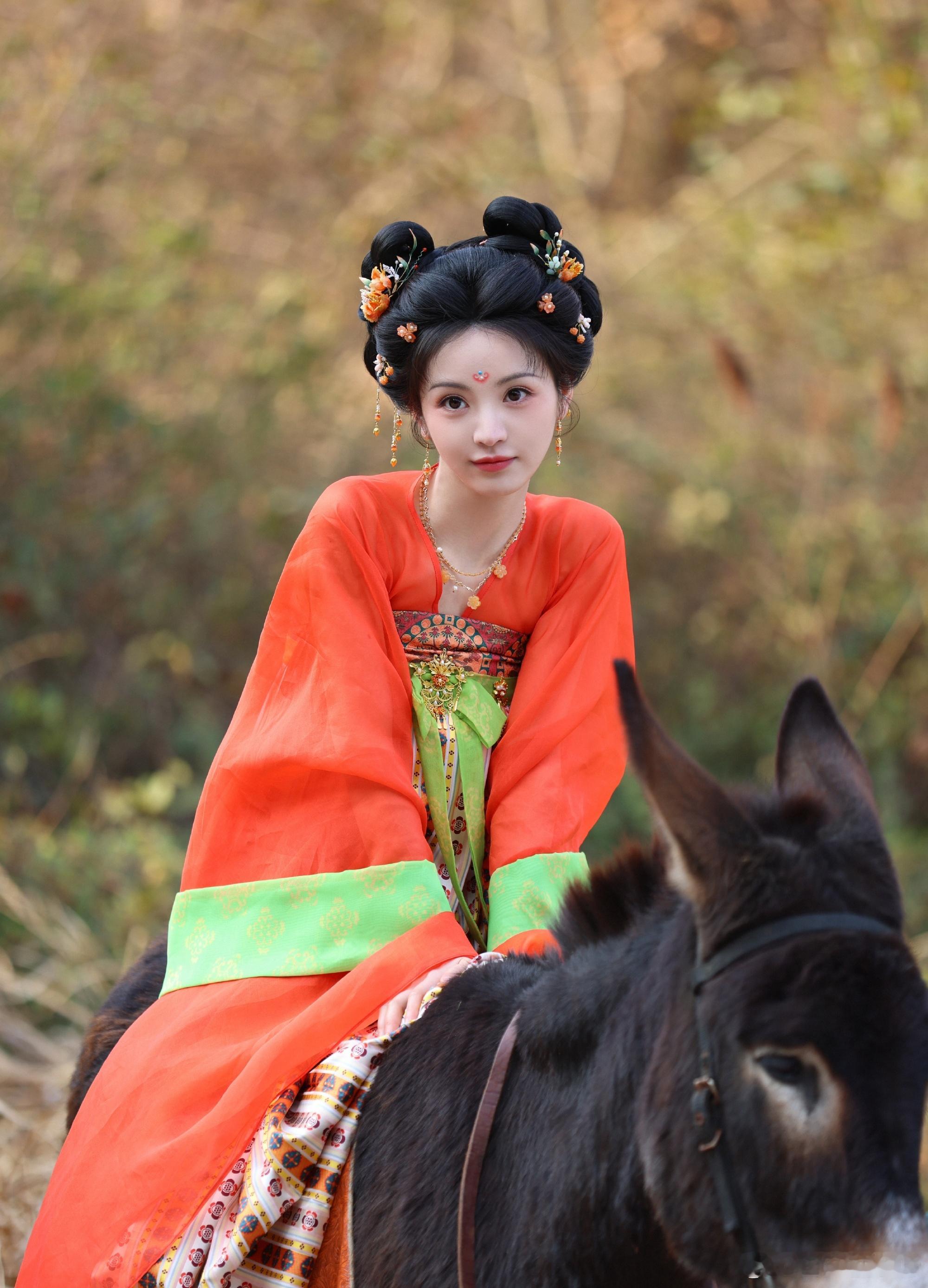 #田曦薇无刘海半扎发造型#
特意翻了田曦薇好多以前的造型，真心有感。
 
齐刘海的她确实很甜，软乎乎的少女感直接拉满。但摘掉刘海之后，又是完全不一样的感觉，居然也这么好看！
 
把额头露出来，五官优势全都展露出来，整个人显得很大气明艳。不是只有一种发型才适合她，有刘海是甜妹，无刘海是大美 ​