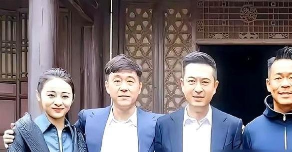 圈里最招人骂的“关系户”，到了张嘉译手里居然成了收视密码。
只要张嘉译挑大梁，镜头一转准能看见那几张老熟脸，孙浩、尤勇智、姬他，走到哪儿带到哪儿。
网上总有人冷嘲热讽，说他拍戏净搞小圈子、抱团分蛋糕。
可回过头看成绩单，这帮人凑在一块儿的戏，评分基本就没掉下来过，老百姓还偏偏就爱守着电视看。