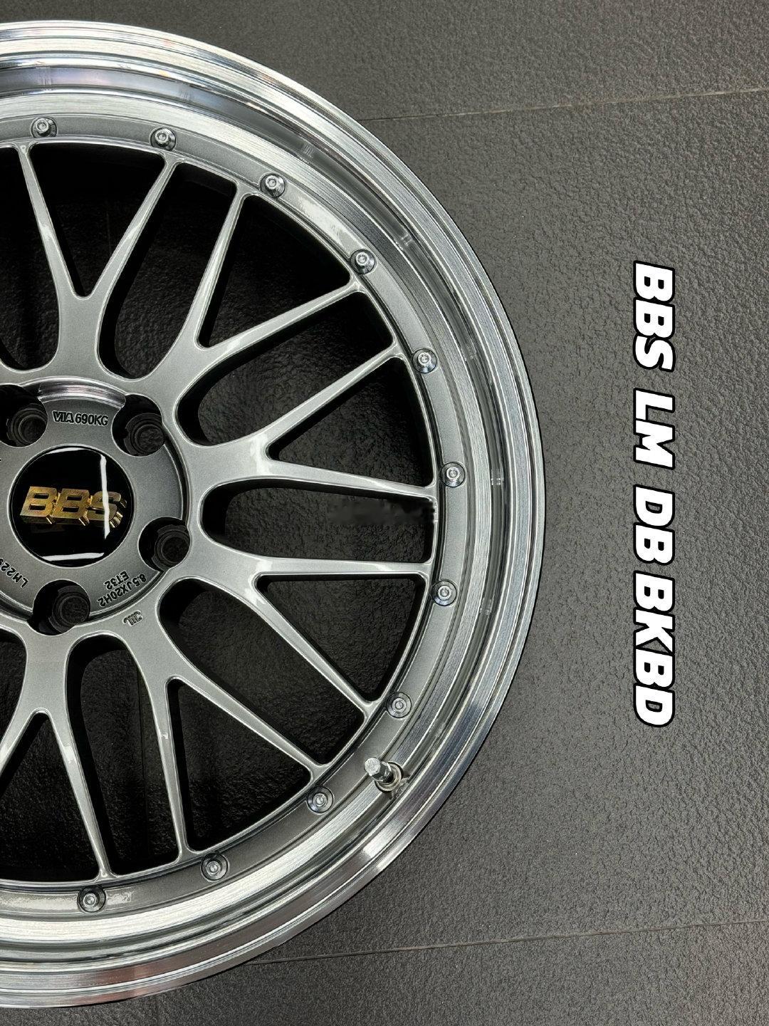 心情件： 正品BBS LM DB-BKBD
​
数据： ​20寸  8.5J  ET32 5*120
​
​40系 埃尔法 威尔法 蔚来ET5T 等 ​