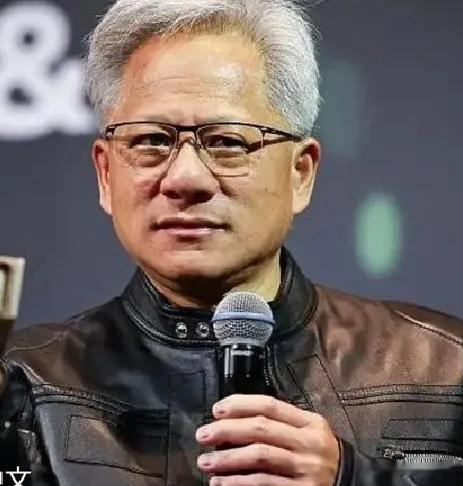 黄仁勋台上接电话，他厌烦了AI末日论，但更看重什么？
那天我刷到一个视频，黄仁勋在台上现场接了个电话，还是特朗普打来的。关键是特朗普说AI末日论是个骗局，他当场点头说对。
这人平时其实不怎么谈政治，但这次他挺认真。他说硅谷有些CEO整天讲AI要毁灭人类，其实是想拿监管当城墙，把小公司挡在外面。他觉得