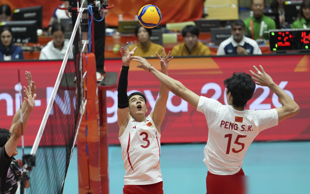 中国男排0比3输给巴基斯坦，三局比分18-25、16-25、18-25，进攻得分27比46，拦网3比13。
这不是惜败，是被摁在地上摩擦。
半决赛刚跟日本血拼五局，体能见底，转头铜牌战直接崩盘。主教练海宁赛后没甩锅疲劳，把一传、攻传、拦网全摊开骂了一遍，但又说对球队表现满意。
一边承认细节稀烂