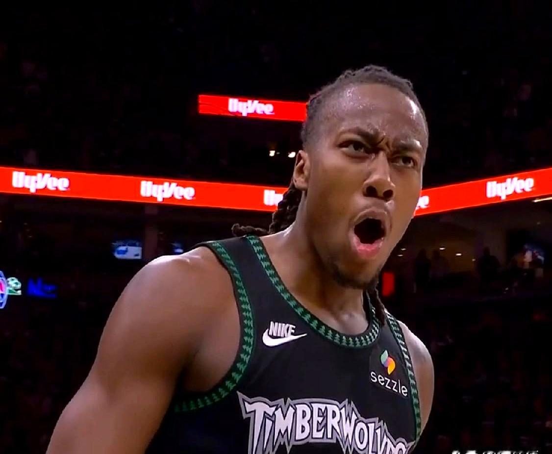 这比赛打得真是揪心又提气！    开场就伤了迪文琴佐和爱德华兹两大主力...